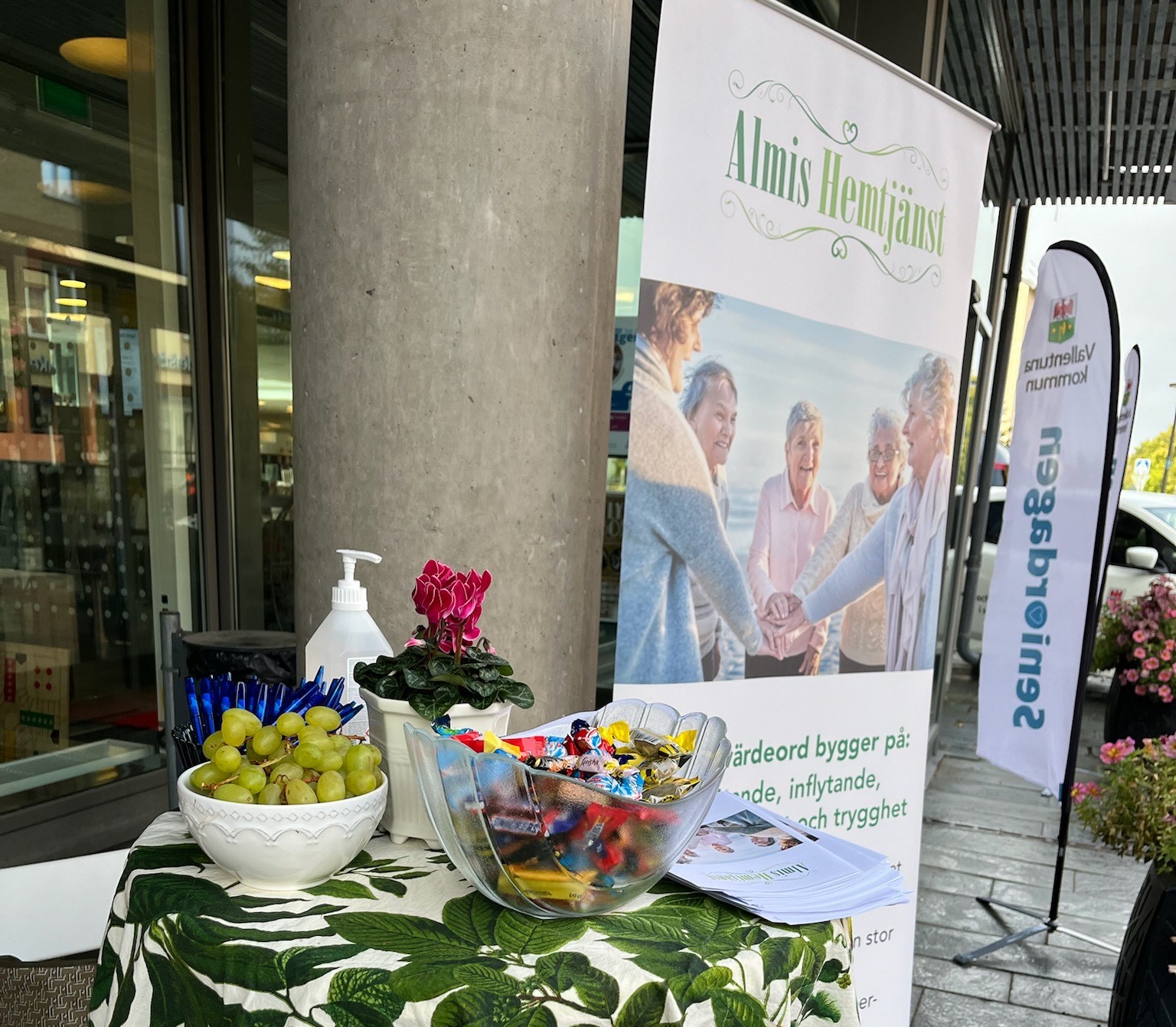 Almis informationsbord och rollup vid Seniordagen i Vallentuna.